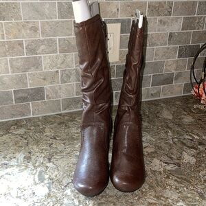 Brown women’s size 8M knee high Baretraps Boot
